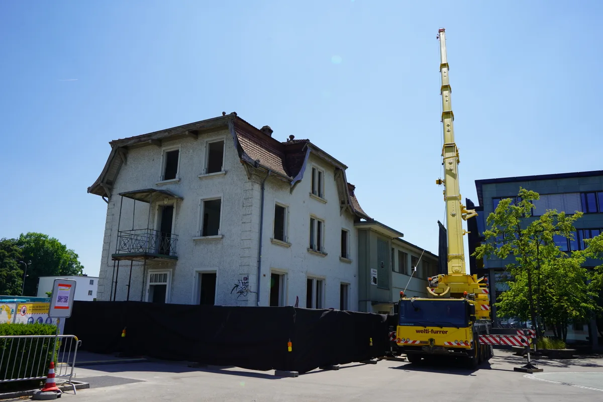 Abbruchhaus mit Pneukran.